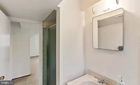 Bath - 6603 Harwood Pl, Springfield, VA 22152 photo 3 of 4