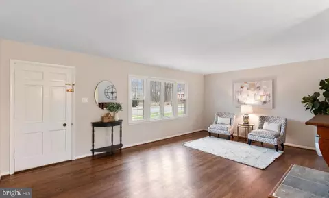 Living - 6603 Harwood Pl, Springfield, VA 22152 photo 2 of 3