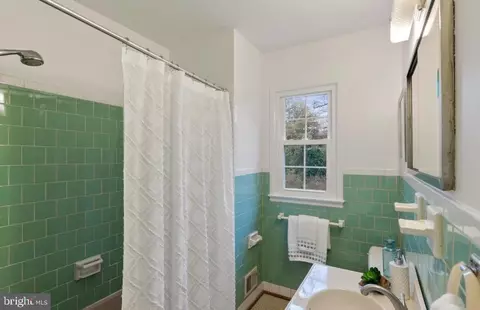 Bath - 6603 Harwood Pl, Springfield, VA 22152 photo 2 of 4