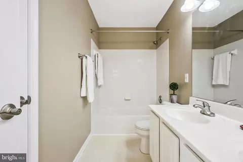 Bath - 7721 White Willow Ct, Springfield, VA 22153 photo 2 of 3
