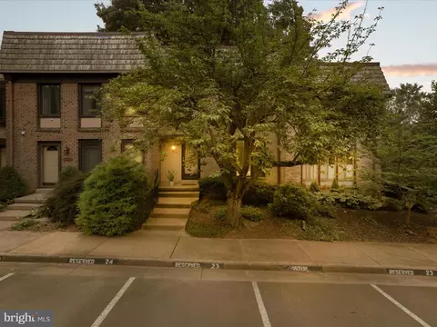 10225 Blake Ln, Oakton, VA 22124