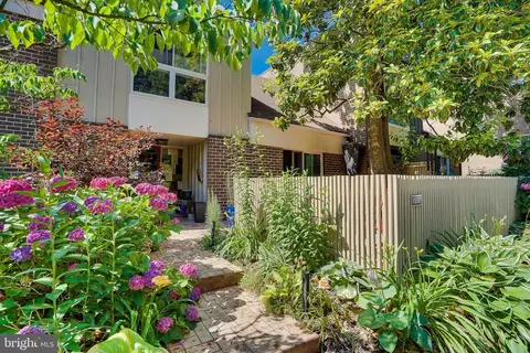 11558 Links Dr, Reston, VA 20190 photo 2