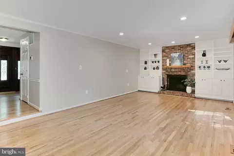 Living - 11307 Taffrail Ct, Reston, VA 20191 photo 5 of 10