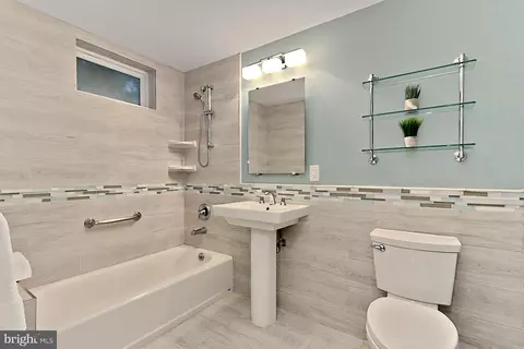 Bath - 11307 Taffrail Ct, Reston, VA 20191 photo 4 of 4
