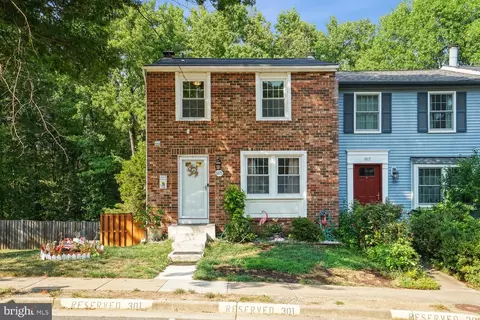 6815 Heatherway Ct, Alexandria, VA 22315