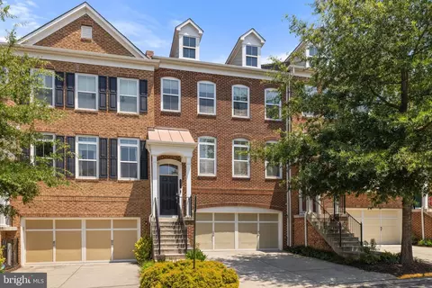 2975 Chesham St, Fairfax, VA 22031