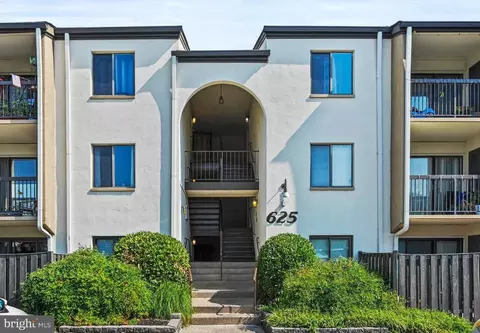 625 Center St #T3, Herndon, VA 20170