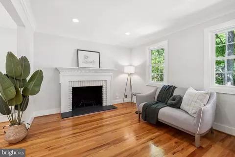 Living - 1848 Foxstone Dr, Vienna, VA 22182 photo 4 of 6