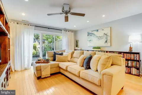 8230 Carrleigh Pkwy #84, Springfield, VA 22152