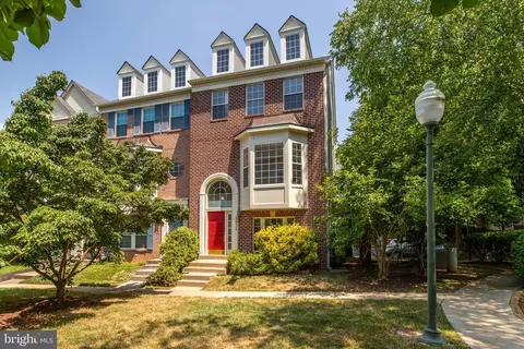 4075 Fountainside Ln, Fairfax, VA 22030