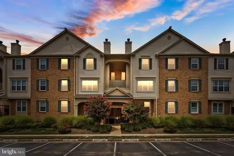 2810 Emma Lee St #202, Falls Church, VA 22042