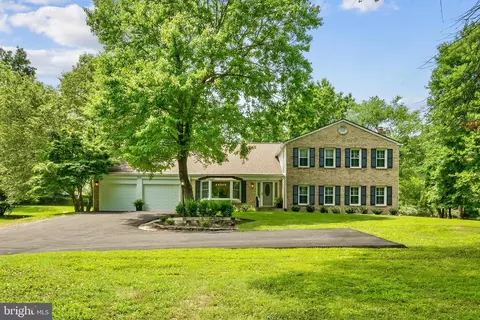 812 Follin Farm Ln, Great Falls, VA 22066