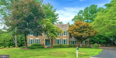 1302 Meadow Glen Dr, Vienna, VA 22182