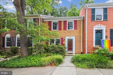 2433 Alsop Ct, Reston, VA 20191
