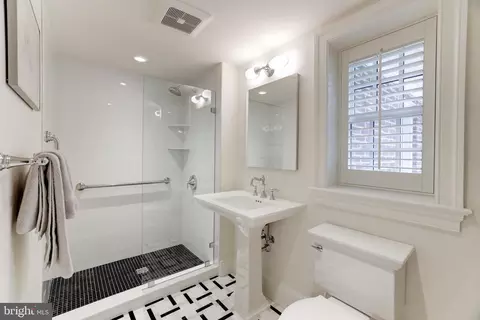 Bath - 937 Bellview Rd, Mclean, VA 22102 photo 5 of 7