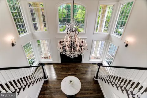 Entry Way - 937 Bellview Rd, Mclean, VA 22102 photo 4 of 14