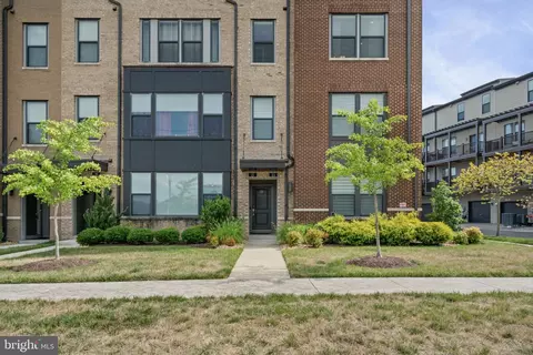 21 Silverway Dr #11, Herndon, VA 20170