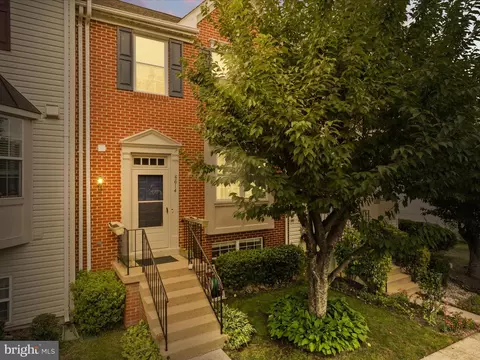 5614 Oakham Pl, Centreville, VA 20120