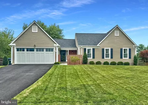 15204 Honsena Dr, Centreville, VA 20120