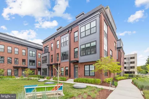 11230 Faraday Park Dr, Reston, VA 20190 photo 2