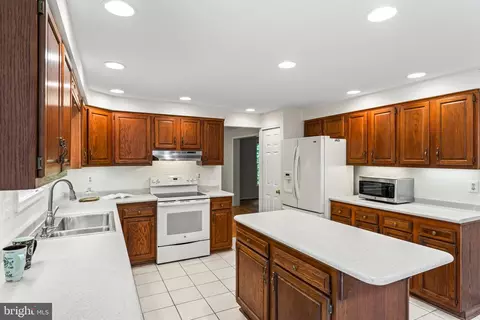 Kitchen - 2609 Deerdell Ln, Reston, VA 20191 photo 4 of 5