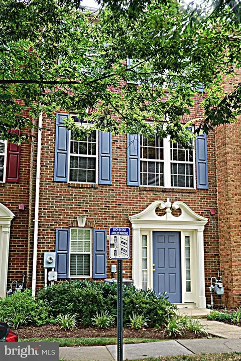 2737 Manhattan Pl, Vienna, VA 22180