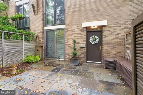 11453 Washington Plz W, Reston, VA 20190