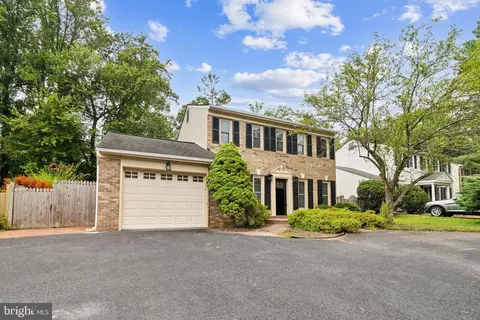 9562 Pine Cluster Cir, Vienna, VA 22181