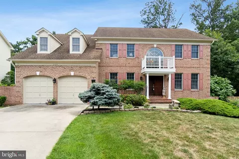 6105 Woodland Stream Dr, Alexandria, VA 22310