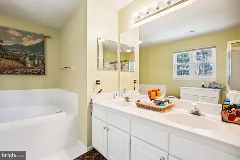 Bath - 6197 Deer Ridge Trl, Springfield, VA 22150 photo 2 of 3