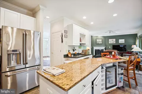 Kitchen - 6197 Deer Ridge Trl, Springfield, VA 22150 photo 3 of 4