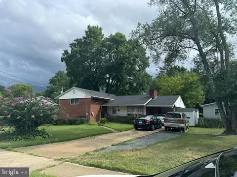 7503 Rocart Dr, Annandale, VA 22003