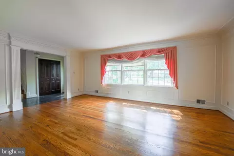 Living - 1309 Oberon Way, Mclean, VA 22102 photo 3 of 8