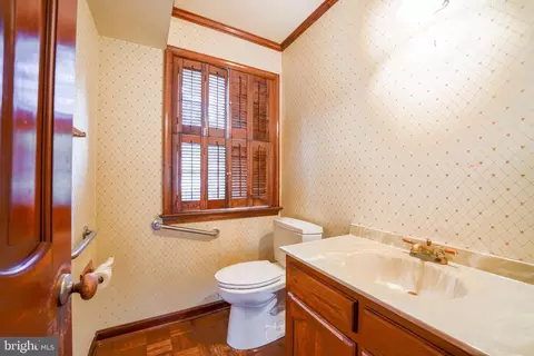 Bath - 1309 Oberon Way, Mclean, VA 22102 photo 3 of 3