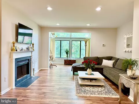 2807 Lee Oaks Ct #301, Falls Church, VA 22046