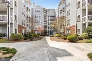 3176 Summit Square Dr #4-C2, Oakton, VA 22124