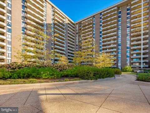 Exterior - 1800 Old Meadow Rd #1715, Mclean, VA 22102 photo 2 of 5