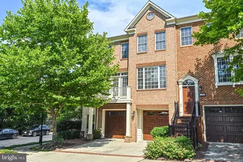 174 Herndon Mill Cir, Herndon, VA 20170