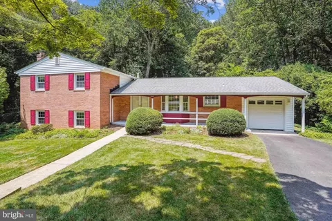 8952 Falling Creek Ct, Annandale, VA 22003