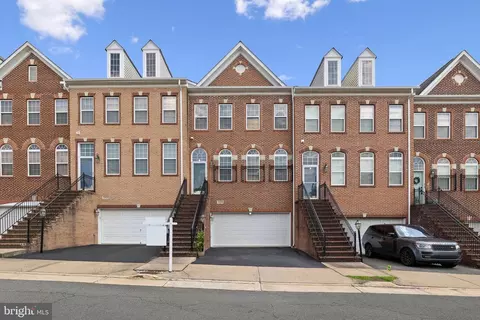 2455 Silk Ct, Herndon, VA 20171