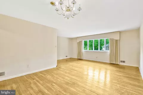 5213 Kings Park Dr, Springfield, VA 22151 photo 9