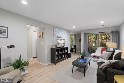 3366 Woodburn Rd #14, Annandale, VA 22003