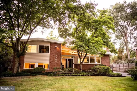 8900 Camfield Dr, Alexandria, VA 22308