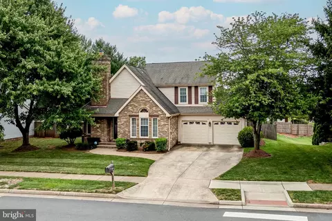 3199 Kinross Cir, Herndon, VA 20171