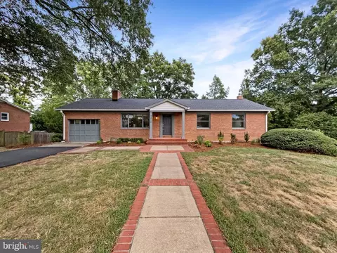 7210 Popkins Farm Rd, Alexandria, VA 22306