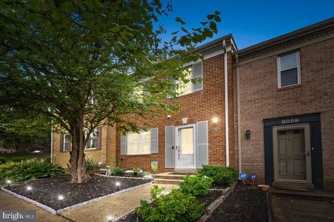 9857 Lakepointe Dr, Burke, VA 22015