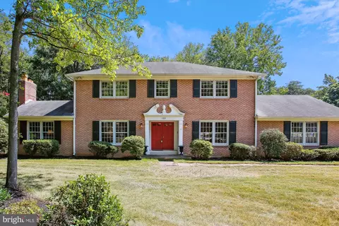 1715 Hollindale Dr, Alexandria, VA 22306