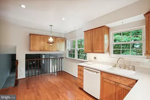 9121 Beachway Ln, Springfield, VA 22153 photo 13