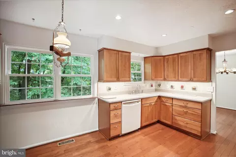 9121 Beachway Ln, Springfield, VA 22153 photo 11