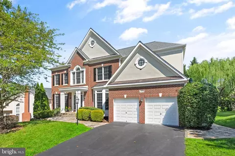 12454 Meadow Hunt Dr, Fairfax, VA 22033